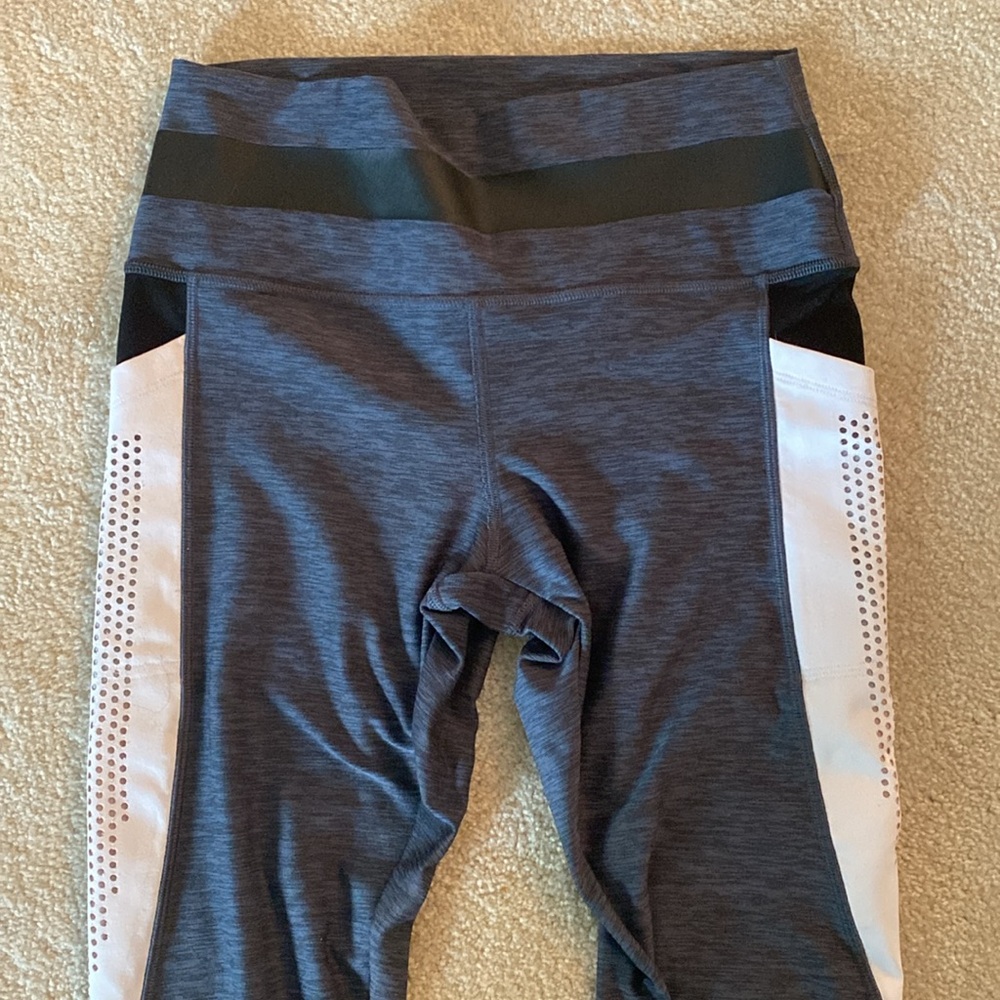 VS pink brand size medium ultimate leggings Excellent condition - Picture 2 of 10